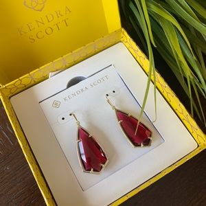 Stunning 🌹 Kendra Scott “Carla” drop earring.